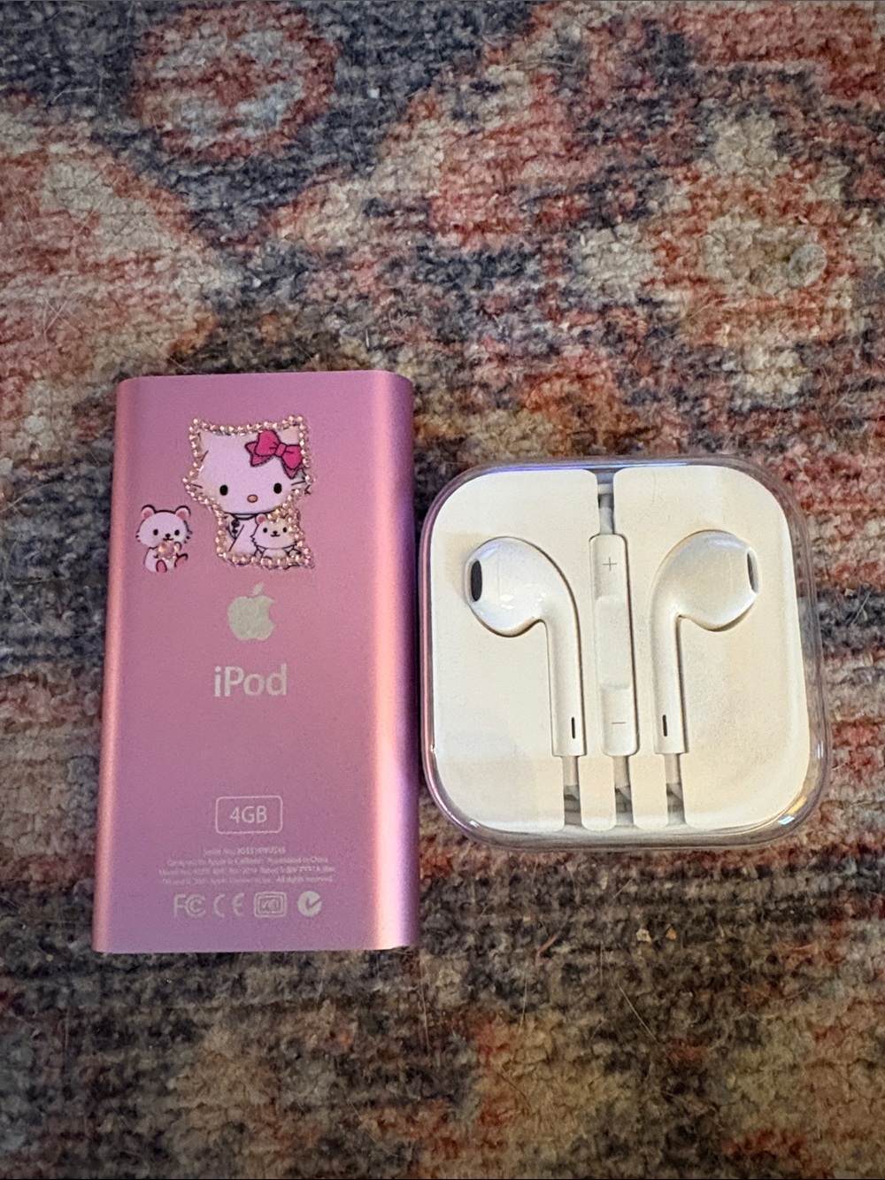 Apple Pink iPod nano with White Earbuds - Picture 2 of 6
